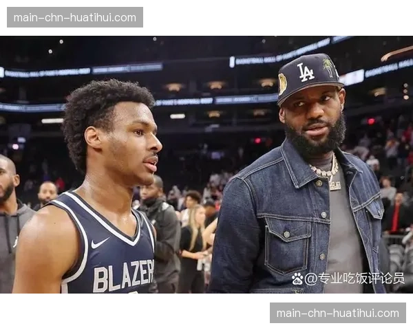 现场镜头捕捉到詹姆斯与经纪人里奇·保罗在看台交流